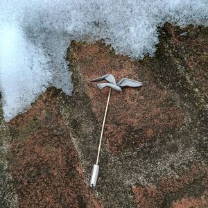 VTG pewter bird-in-flight or seagull stick pin, hat pin, bird jewelry